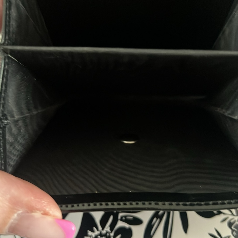 CHANEL Vintage Trifold Wallet Black Patent Leather - Picture 12 of 13